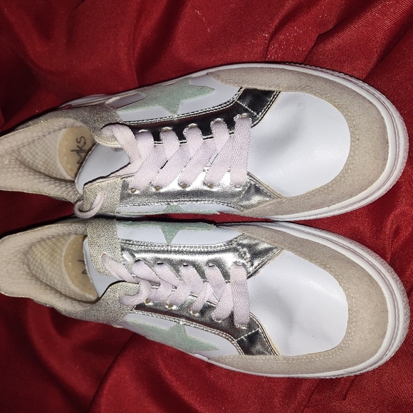 Gently Used MKS Women's Shoe Size 9 Faux Leather Silver Star LaceUp Sneaker - Picture 5 of 7